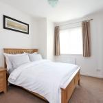 Urquhart Rd - Luxury Bedroom in Serviced Apartment